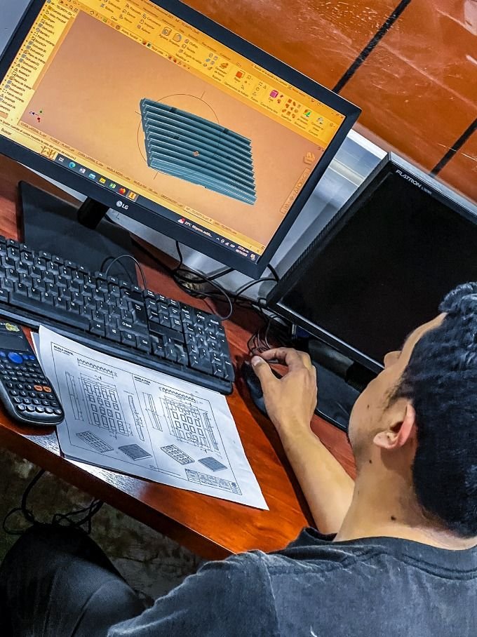 Ingeniero diseñando una pieza en software CAD