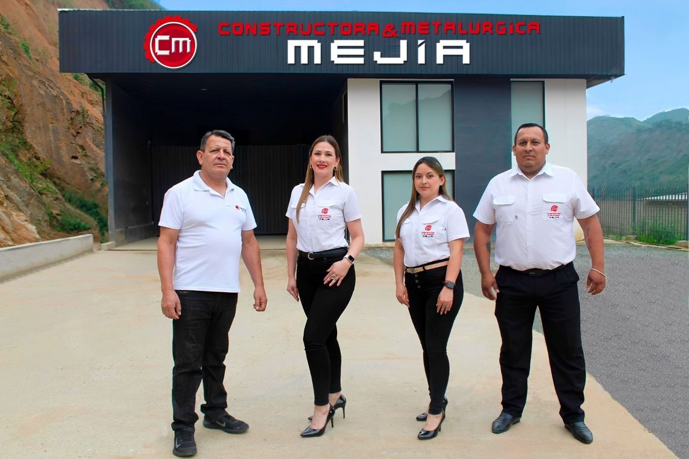 Equipo de Metalúrgica Mejía frente a sus instalaciones en Cuenca