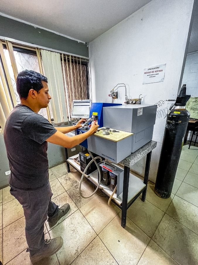 Técnico operando el espectrómetro de emisión por chispa