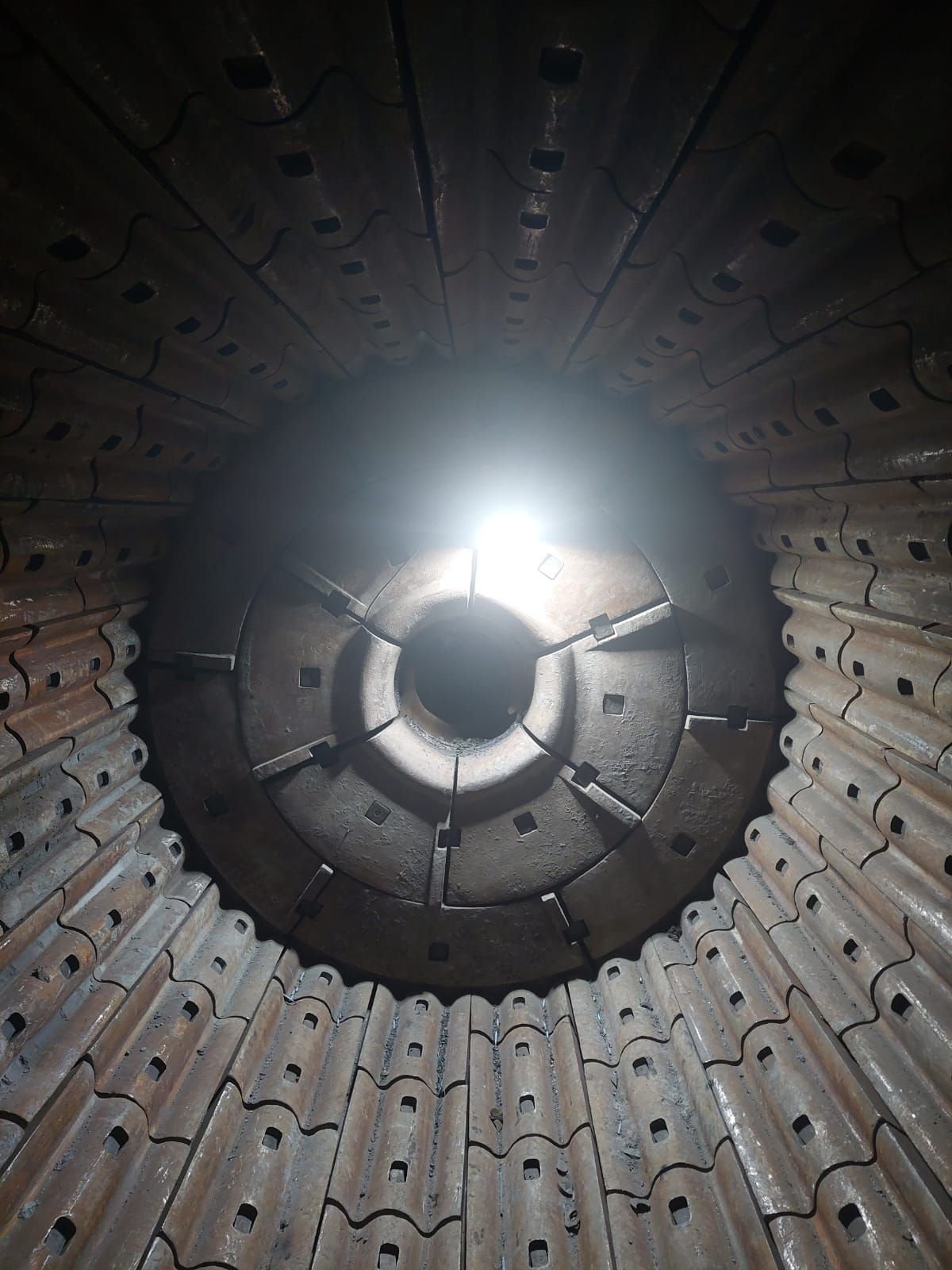 Interior de molino de bolas con chaquetas de revestimiento instaladas
