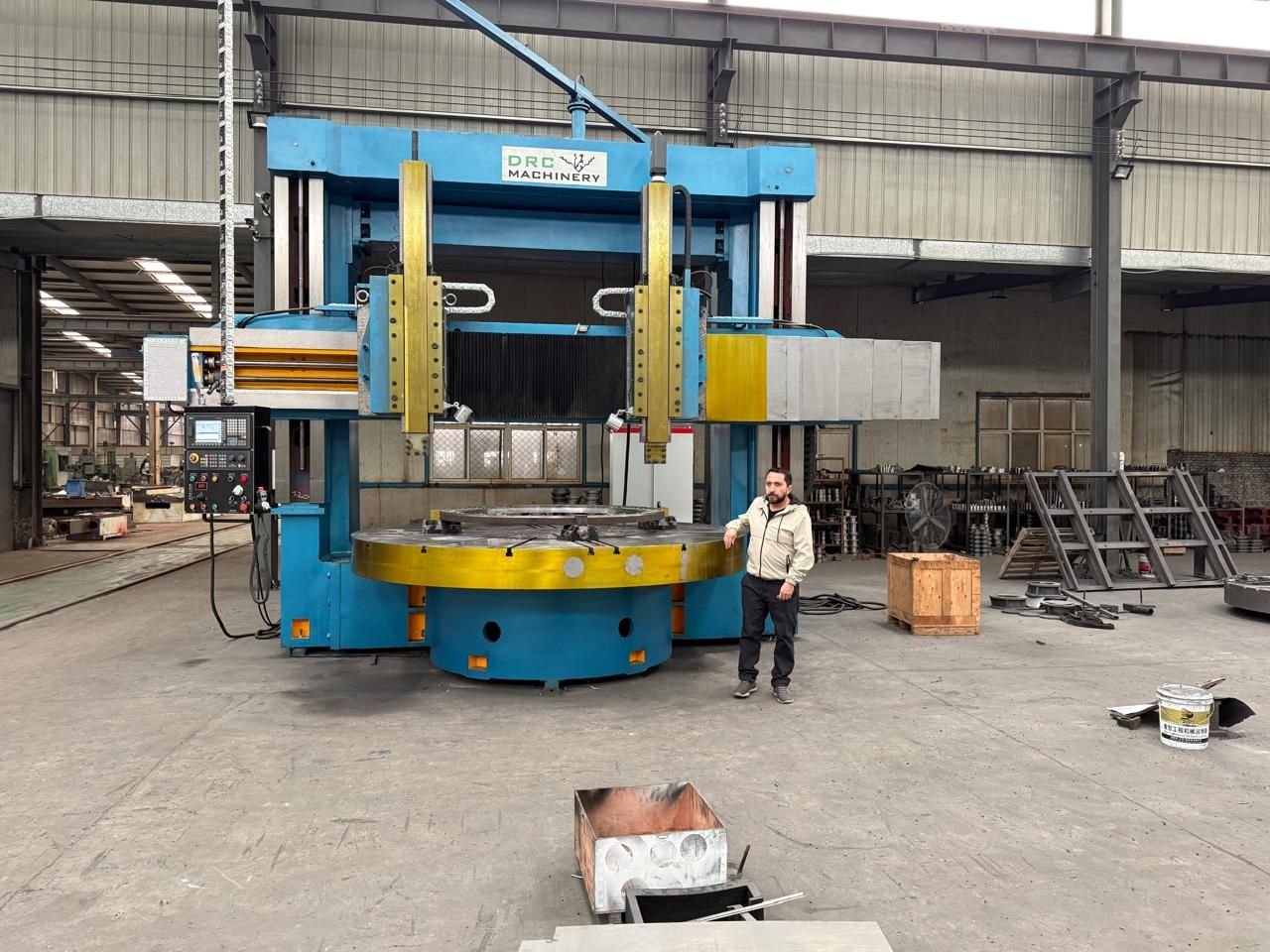 Torno vertical CNC de gran formato en la planta